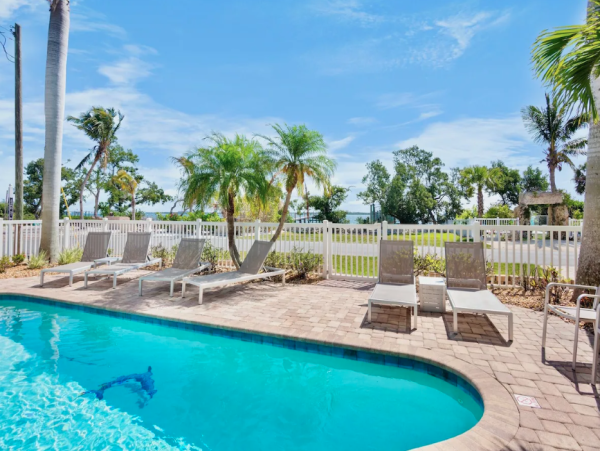 Waterfront Anna Maria Rental Home 3 Minute Walk to Beaches